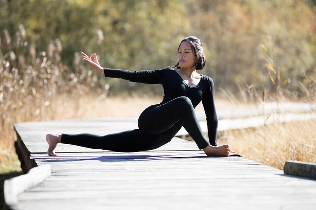 Unisciti a noi per una lezione di Yoga Vinyasa in Trentino